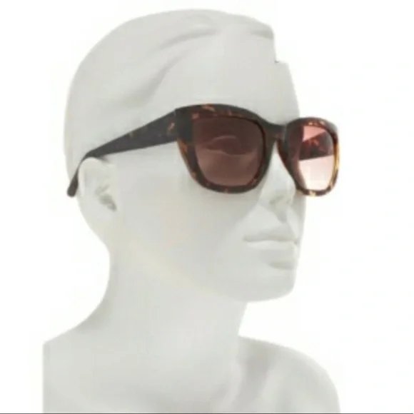 Joes Jeans with a cat eye shape in color tortoise - Picture 2 of 6